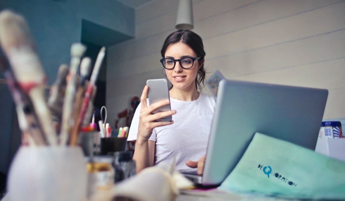La mujer hace una búsqueda en el celular