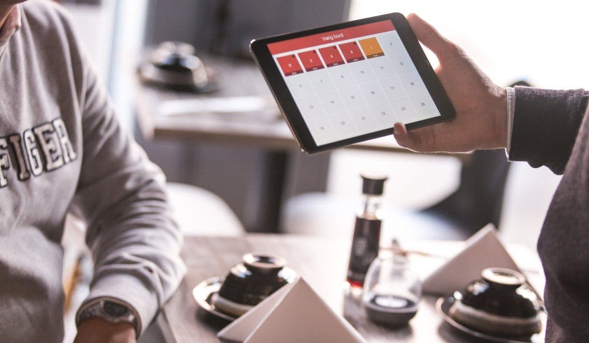 El cliente selecciona los productos de la tienda en la tableta