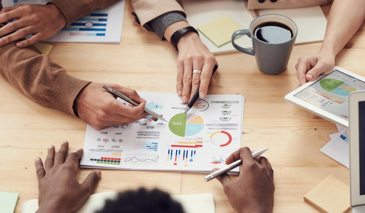Empleados discuten sobre los gráficos.